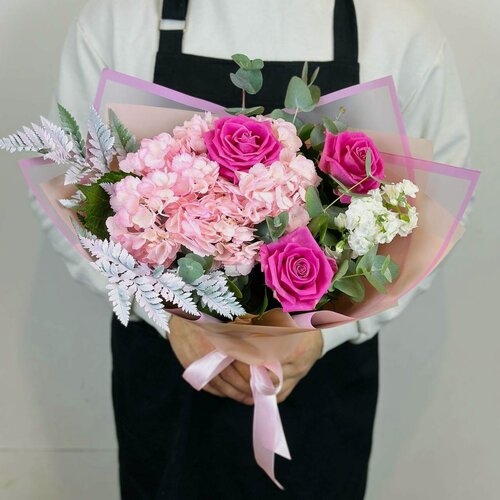 Изображение товара Сборный комплимент с розовыми розами, гортензией и маттиолой. Rybe-flowers.