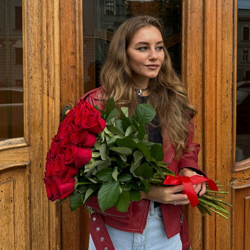 Изображение товара Цветы живые букет из 25 красных роз Рэд Аваланж (60 см) под ленту