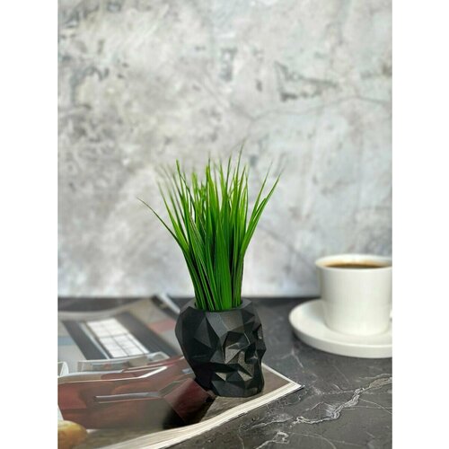 Искусственные цветы в горшке осока