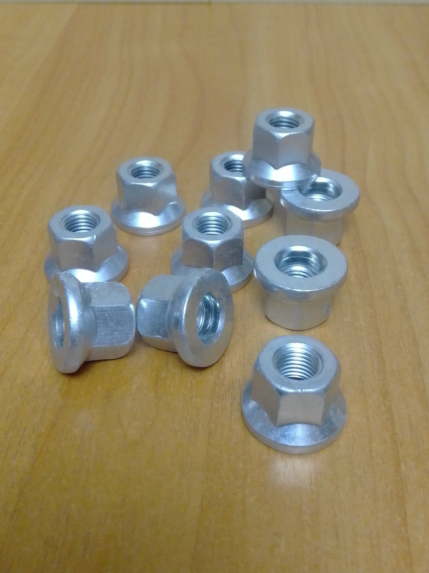 фото 2110-1001257 . Гайка с фланцем М10х1,25 (крепления двигателя, стартера, генератора, подвески и др.) для ВАЗ-2108,2110,2112 и др.10 штук. Россия, Белзан