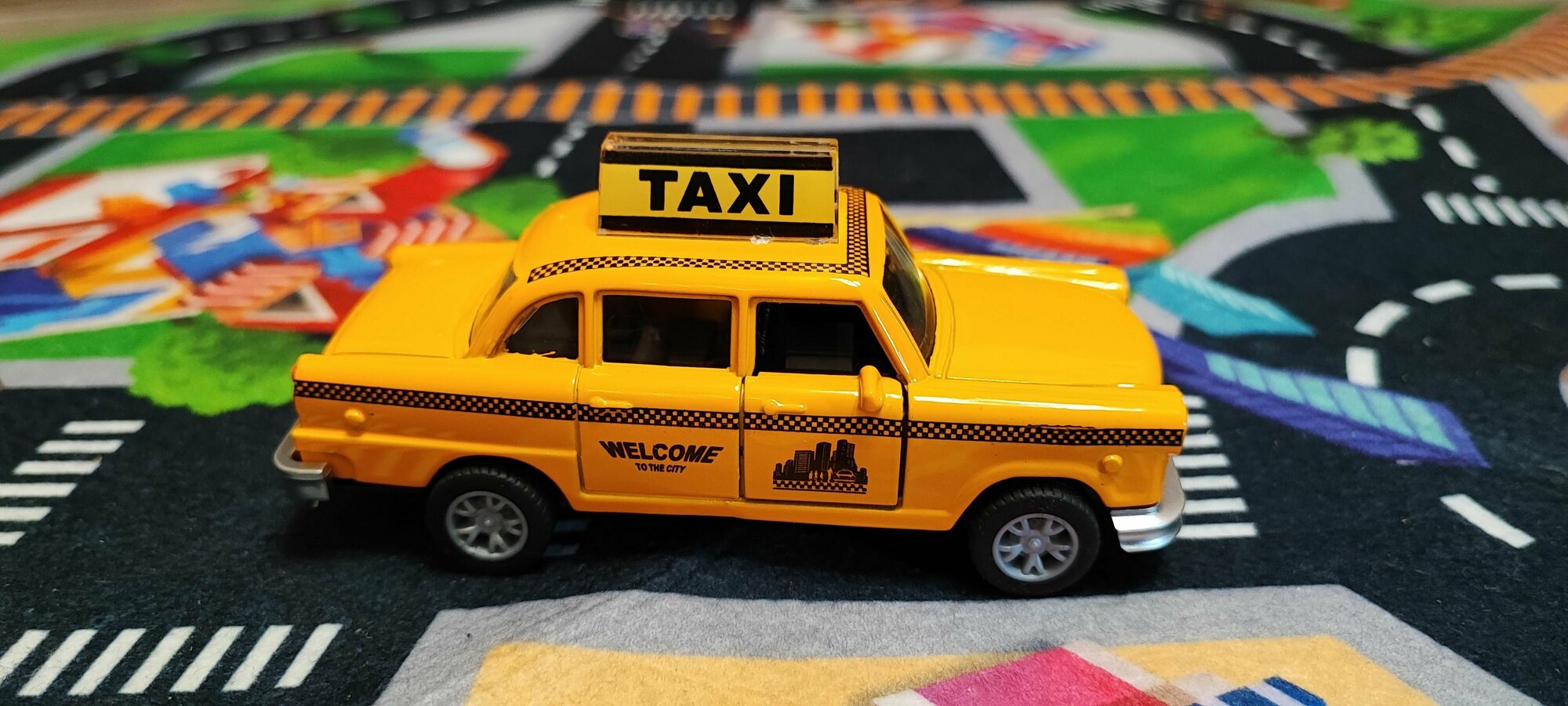 Машинка инерционная металлическая 1:32 (Городское такси) в коробке, двери открывается, цвет желтый