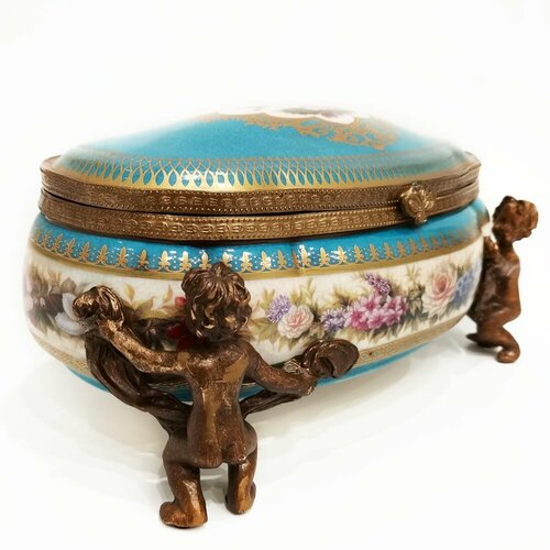 Шкатулка с 3-мя бронзовыми путти. Фарфор и бронза. Декор Замок Фазанов. Ручная работа. Длина 23.5 см