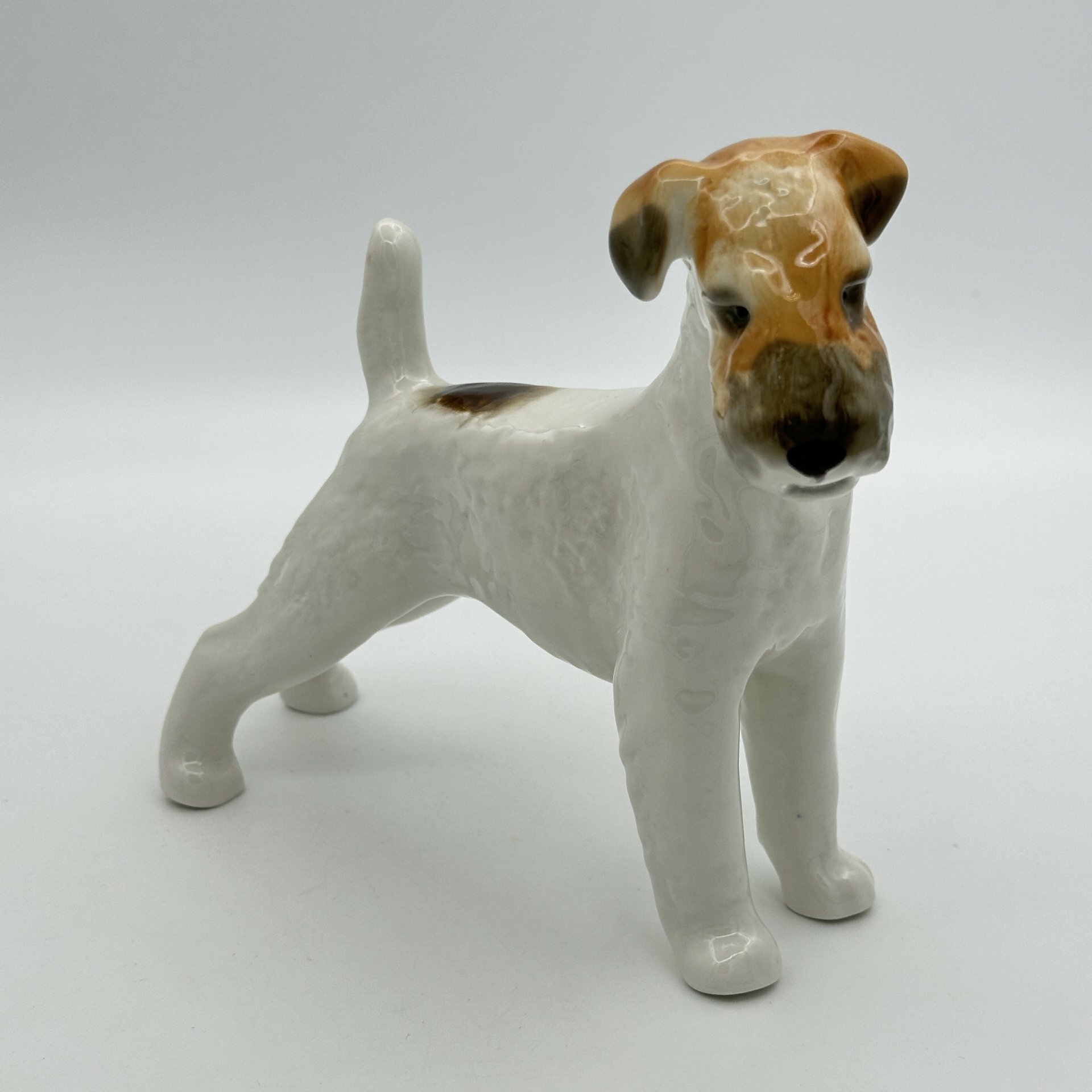 фото Статуэтка "Фокстерьер", скульптор Б. Я. Воробьёв, фарфор, роспись