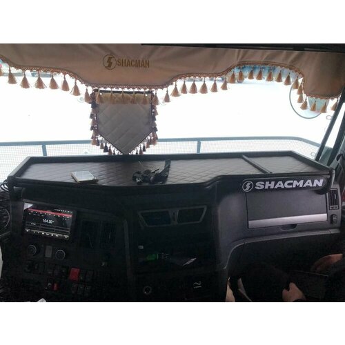 Стол-полка на торпедо С ящиком для Shacman X3000 Черная экокожа Черный ромб 11034₽