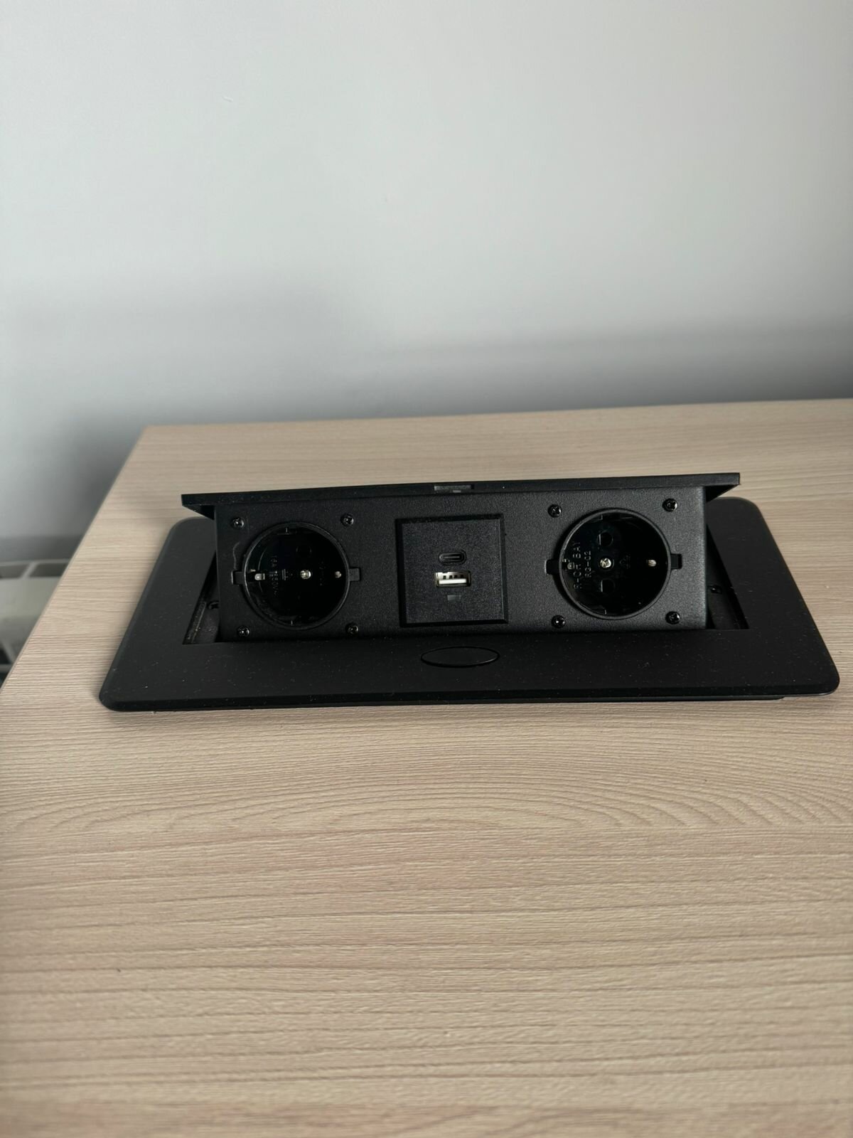 Стол компьютерный "Лофт" со встроенными USB и розетками — фото 1