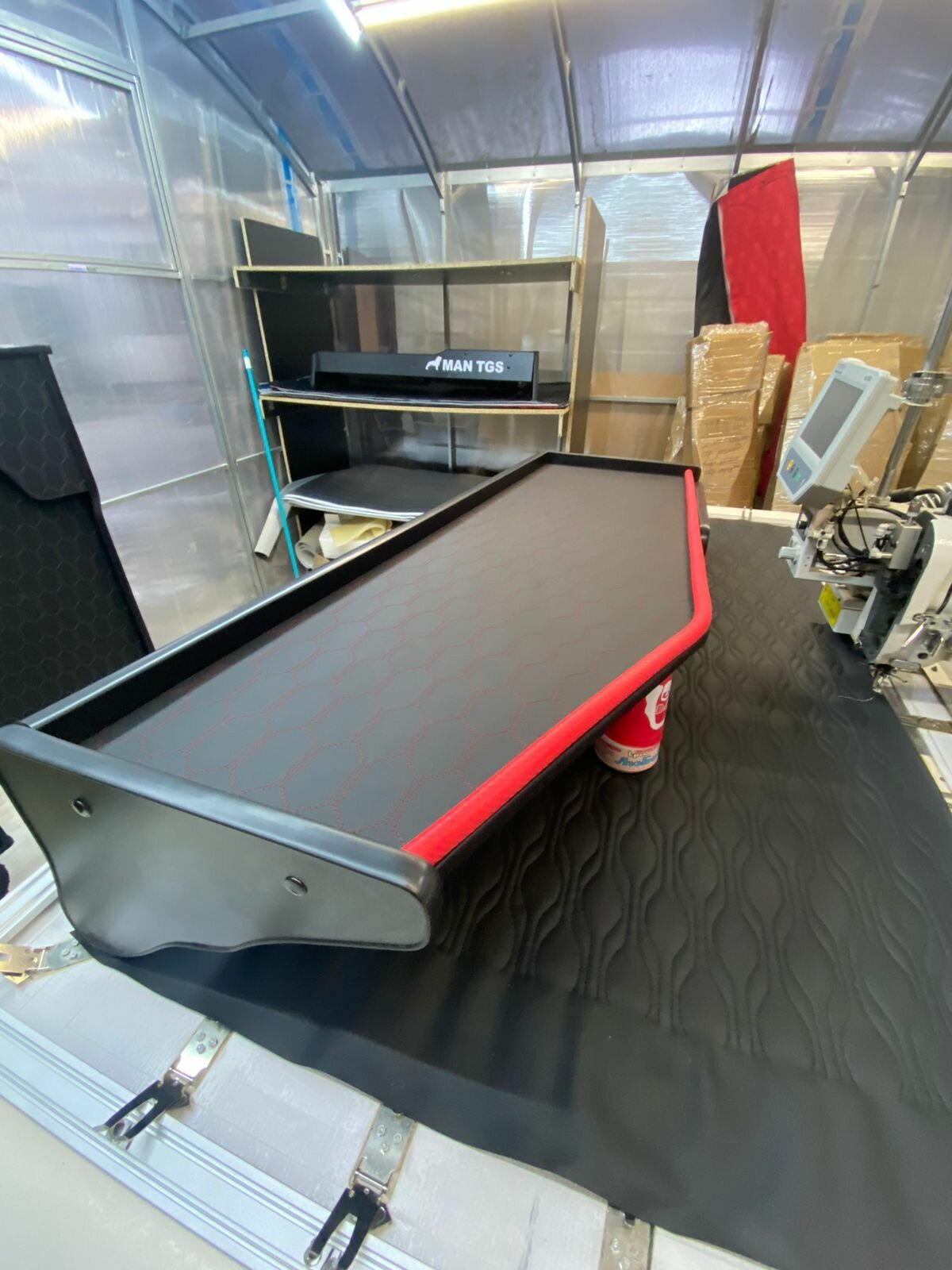 фото Стол-полка на торпеду с ящиком для Scania 5R Черная экокожа Красные соты