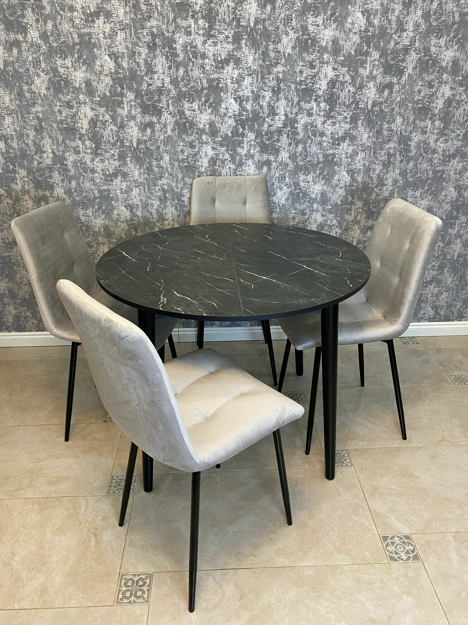 фото Стол раздвижной круглый и 4 стула обеденный комплект