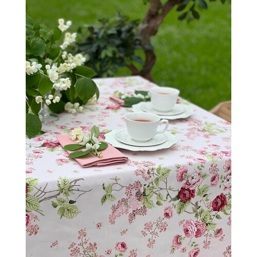 Скатерть Dreamtex Home Decor Розы на пудровом 160х300 см