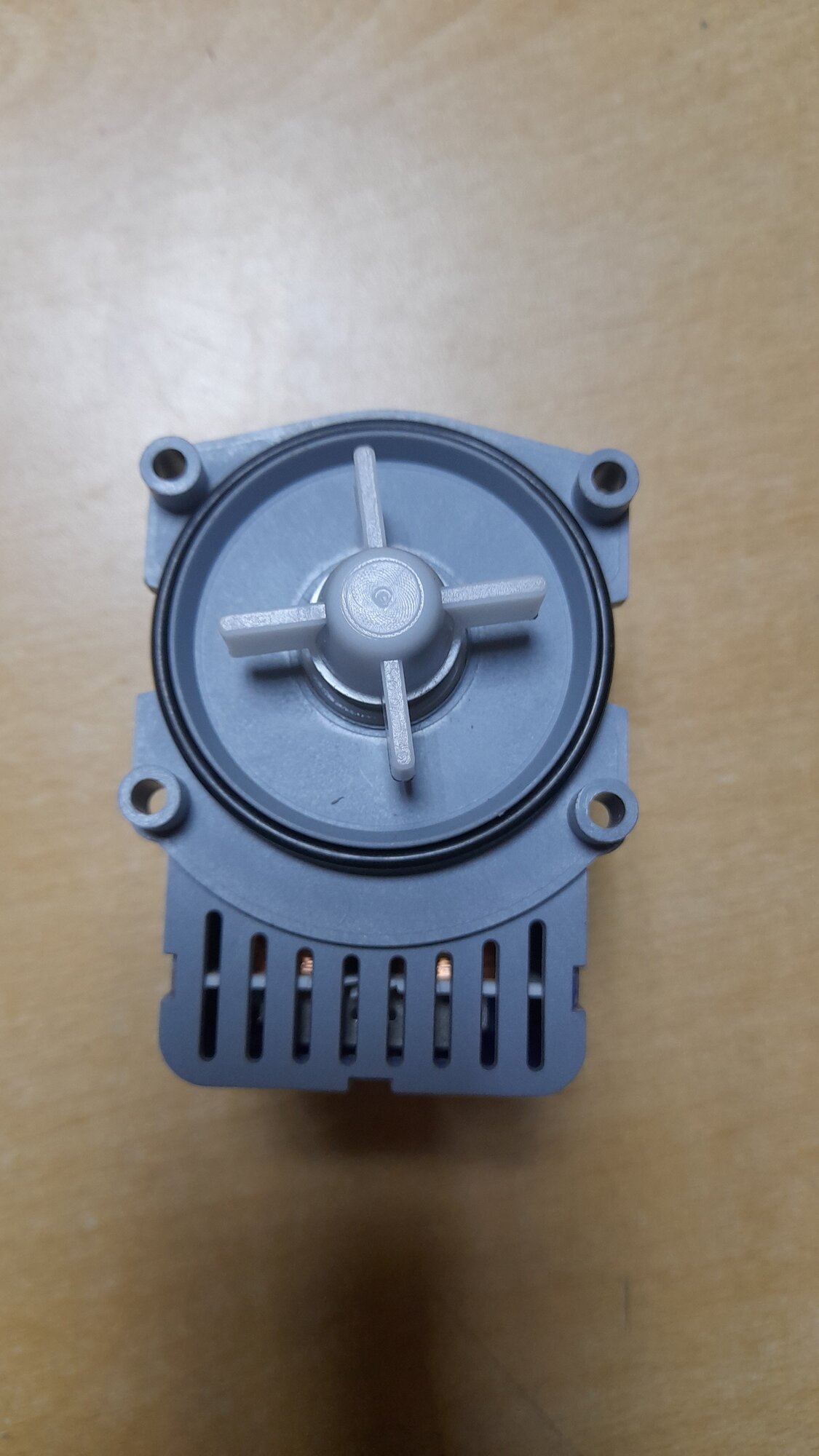 Помпа на 4 винтах, нормальные выводы, под колодку GRE930 33w Bosch 82012500