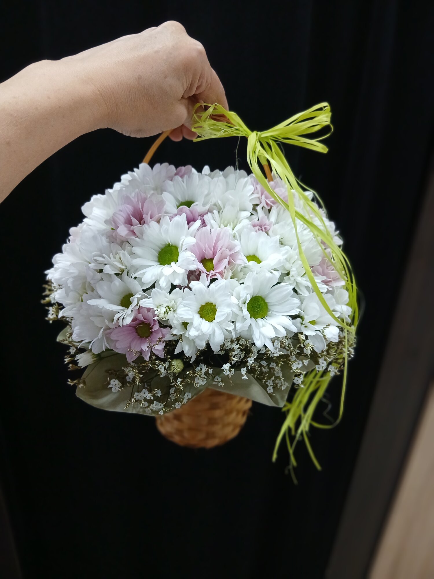 Корзина с хризантемами