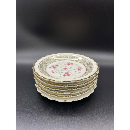 Набор розеток украшенных цветочным декором и мотивом виноградных листьев 13650₽