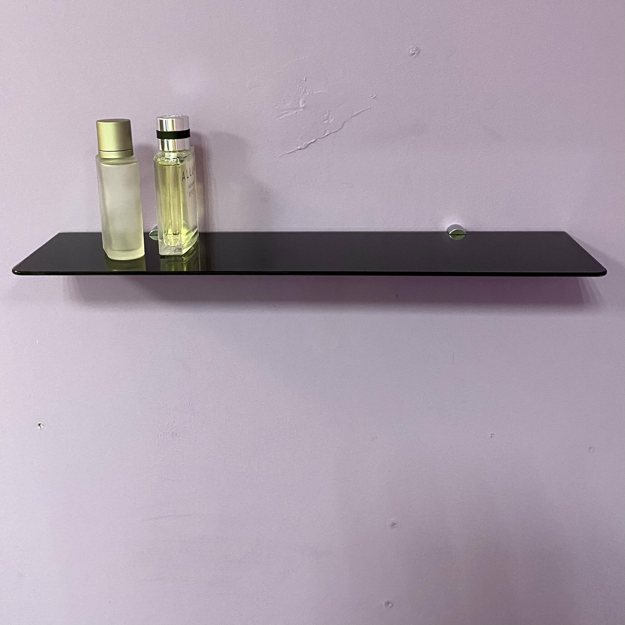 фото Черная стеклянная полка в ванную 40х12 см из стекла лакобель