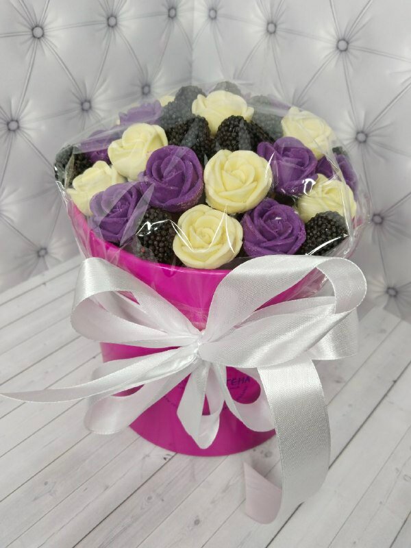 Букет из 21 шоколадных роз и 13 ягод малины мармеладные в шляпной коробке подарок на день рождения юбилей учителю маме  новый год мужу на свадьбу