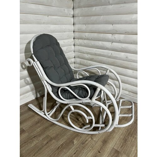 Белая кресло-качалка из натурального ротанга серая подушка