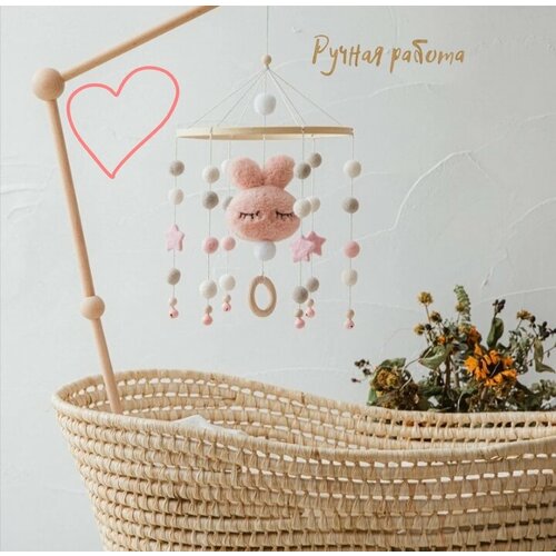 Механический мобиль для кроватки с погремушками (розовый зайка)