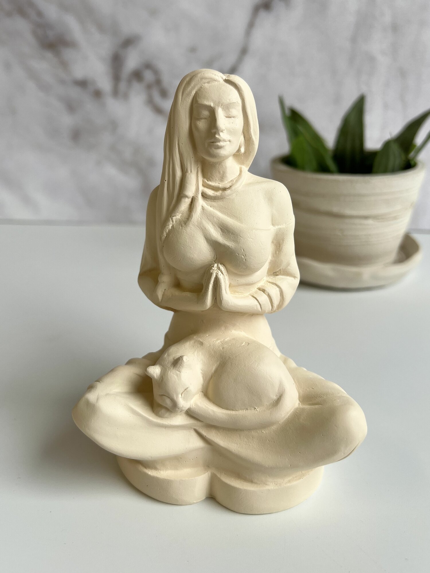 фото Статуэтка Медитация девушка с кошкой. Гипс. Цвет слоновая кость