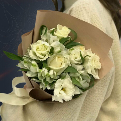 Изображение товара Бэлла - сборный букет из белых роз, альстромерии и эустомы в крафте с атласной лентой от 2name flowers