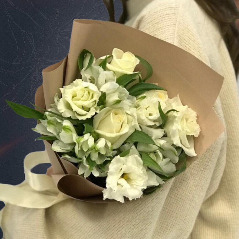 Бэлла - сборный букет из белых роз, альстромерии и эустомы в крафте с атласной лентой от 2name flowers