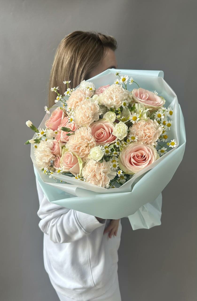 Букет живых цветов из розовых гвоздик, ромашек и роз Floret Букет 187 размер M