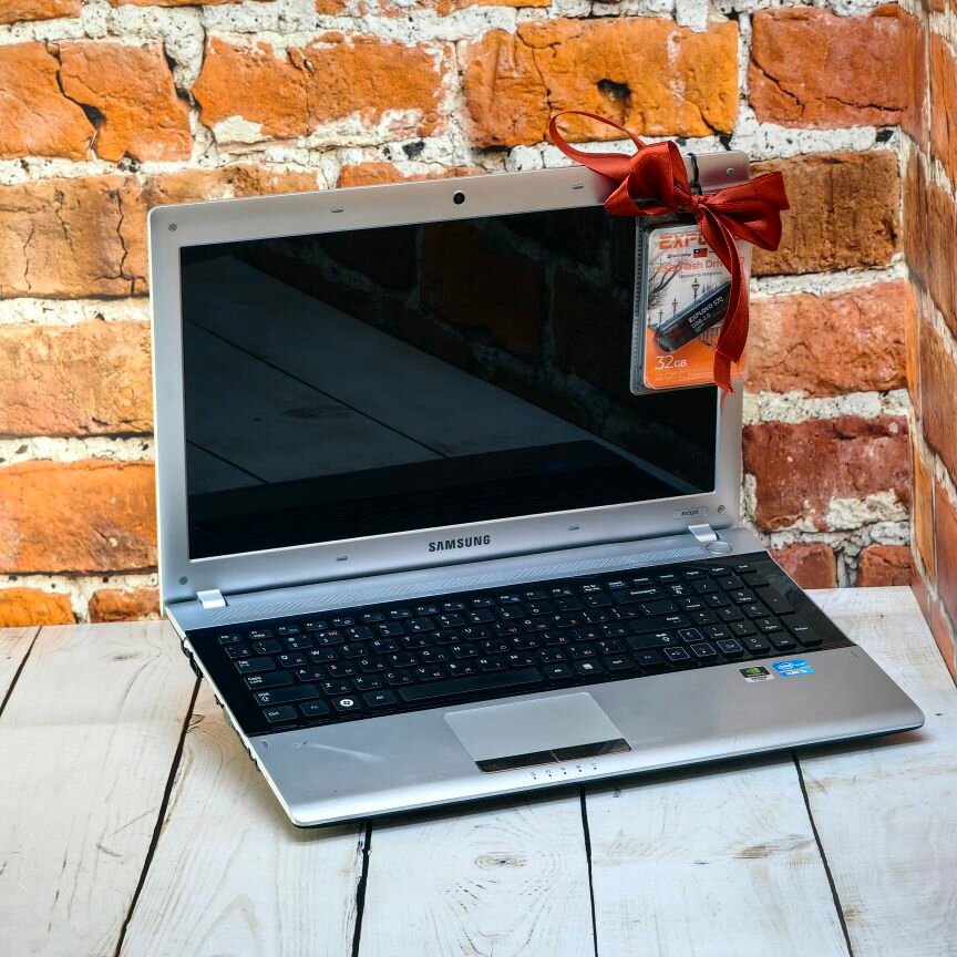 Игровой ноутбук Samsung RV520 - 15.6", Intel Core I3-2310M, 4Gb DDR3, 320Gb HDD, GeForce GT520M