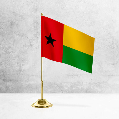 Настольный флаг Гвинеи-Бисау на металлической подставке под золото