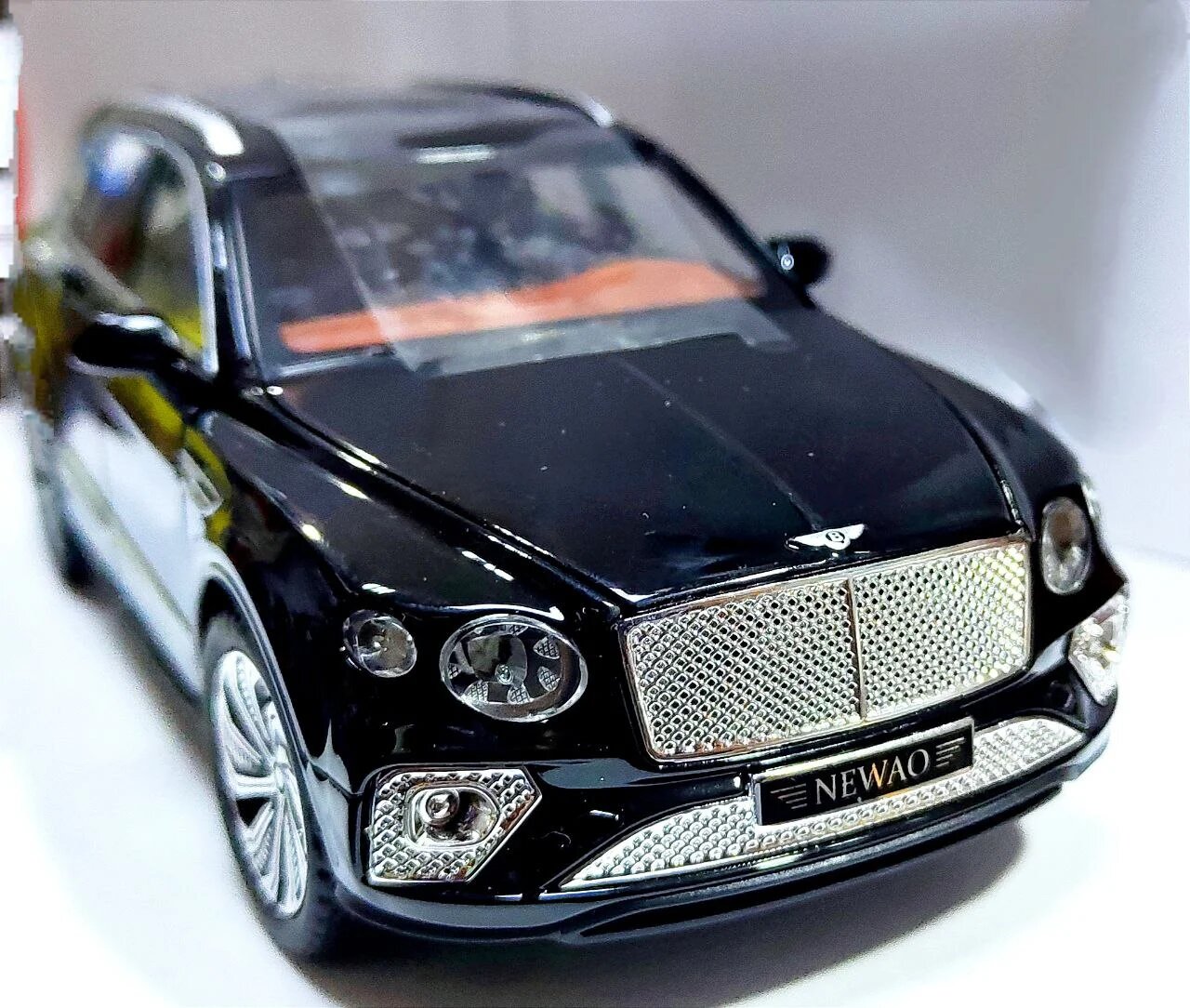 Машинка игрушка Bentley Bantyago металлическая с эффектами 1:24