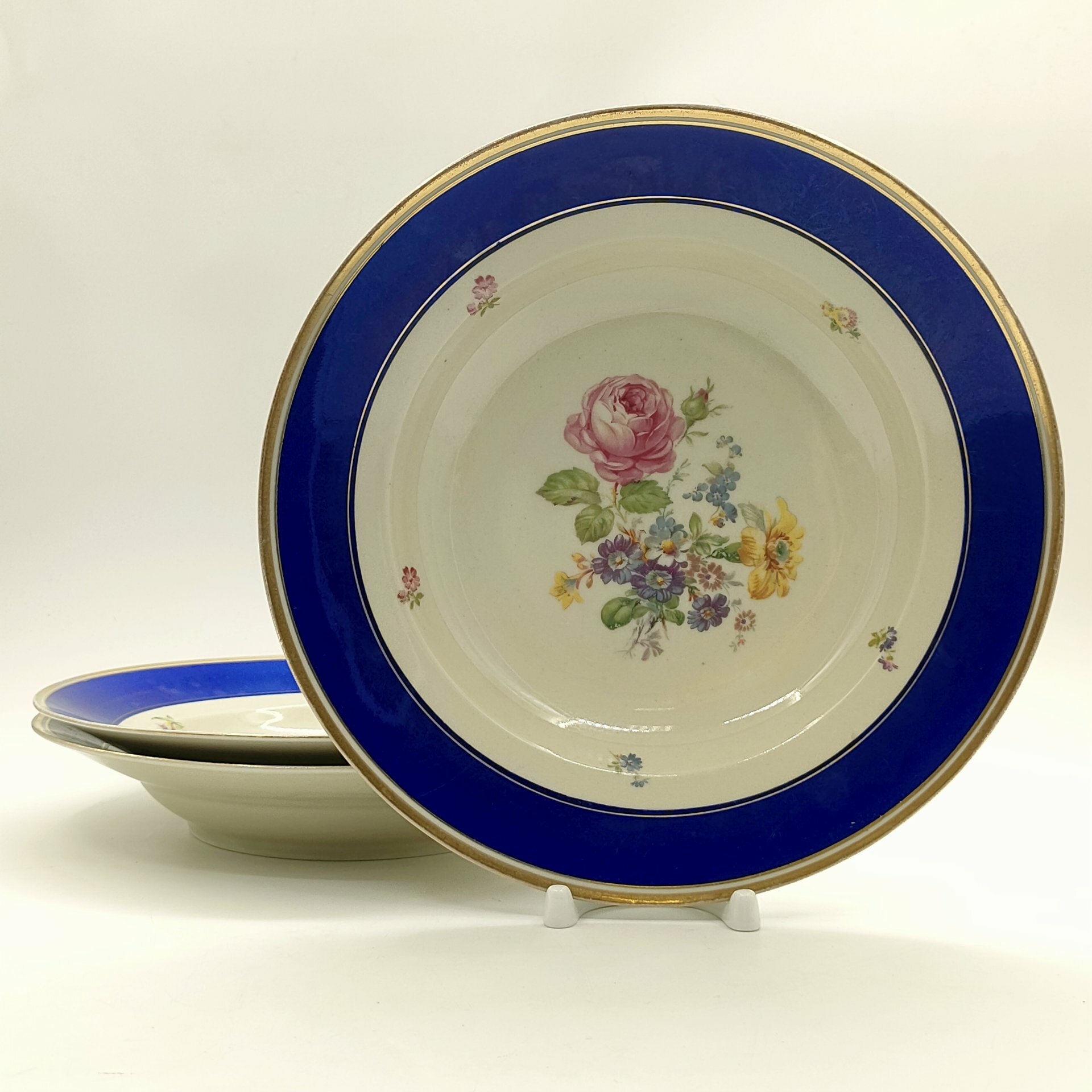 Набор из 3-х суповых тарелок, украшенных мейсенским букетом, фарфор, деколь