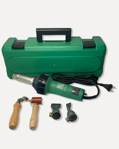 Изображение товара Фен строительный AT-1600 в кейсе, с комплектом для сварки пвх материалов.