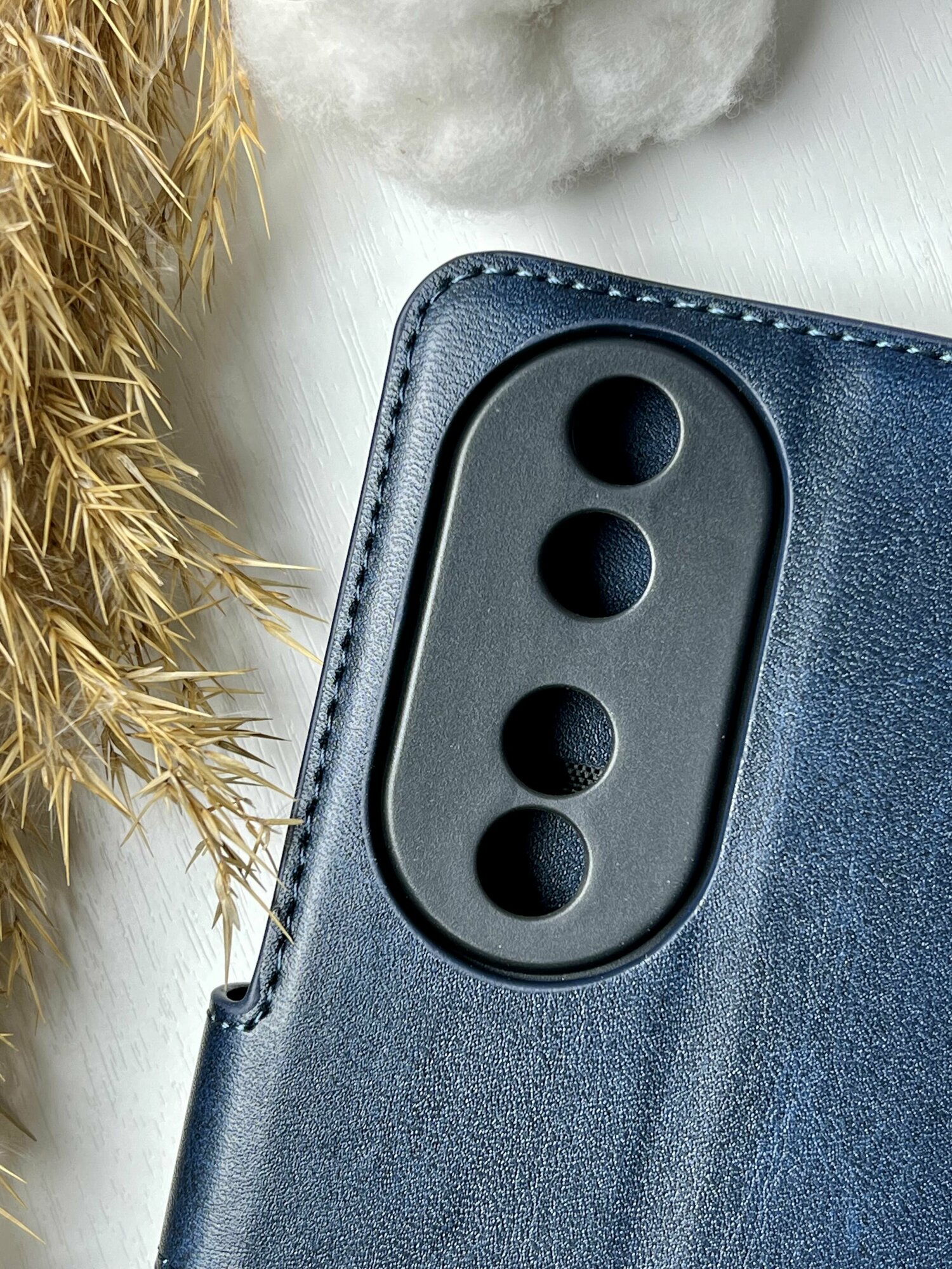 Чехол книжка для Honor 90 c магнитной застежкой / Хонор 90 c хлястиком и отделением под карты , с функцией подставки , синий — фото 1