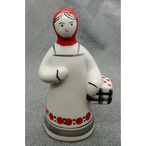 Статуэтка Машенька девочка с лукошком, фарфор, роспись, золочение, Гжель, СССР, 1970-1990 гг. Высота 10,5 см.