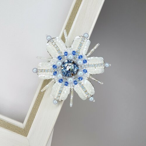Брошь, голубой новогодняя серебристая брошь снежинка с кристаллами