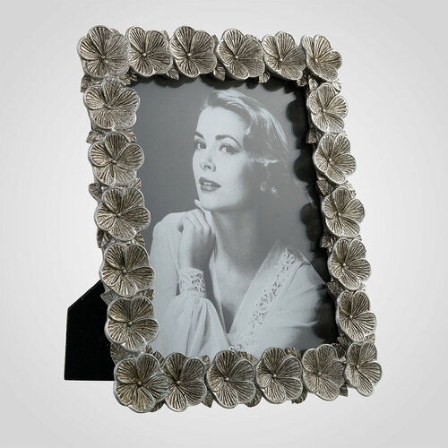 Серебристая фоторамка из полистоуна 