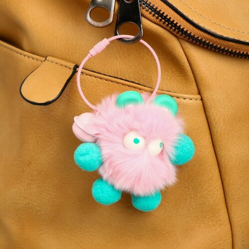 Пушистик на троссе с бубенчиком Чудик с зелёными ушками нежно-розовый 8 см 696₽