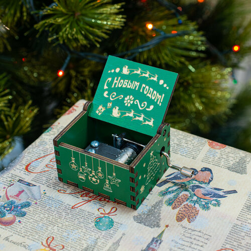 Новогодняя музыкальная шкатулка - шарманка, с гравировкой "С Новым Годом!" Merry Christmas зеленый