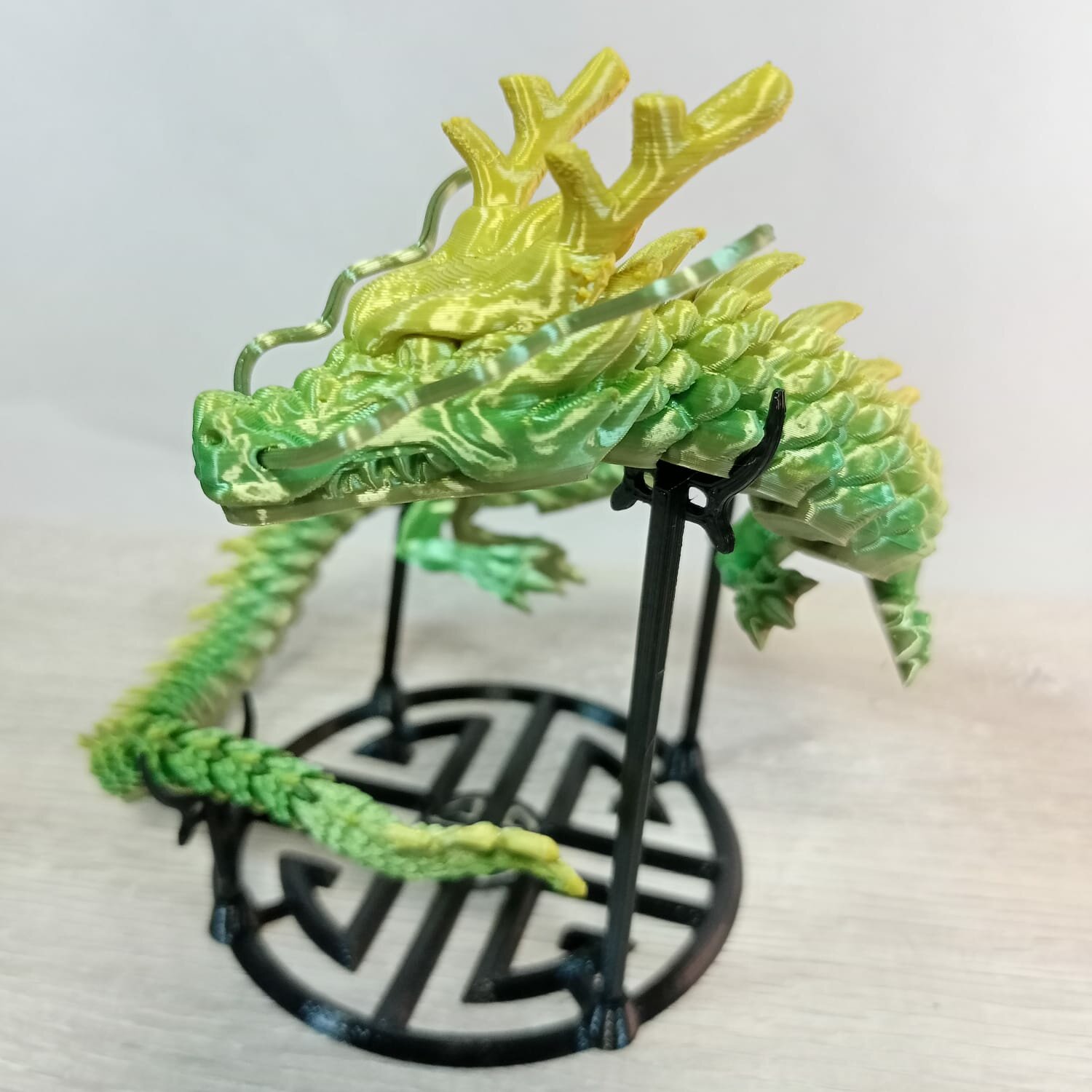 фото Дракон игрушка, 3D фигурка дракона на Новый год и для интерьера, гибкая шарнирная игрушка-антистресс, лилово-желтый