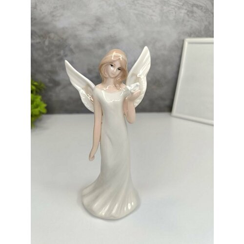 Фарфоровая фигурка ангелочек с цветком 14.5 см