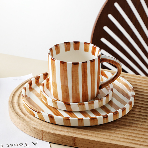 Набор посуды в полоску