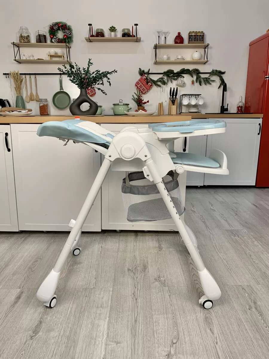 Стульчик для кормления ребенка Bella Baby складной серый на колесах с чехлом из экокожи — фото 1