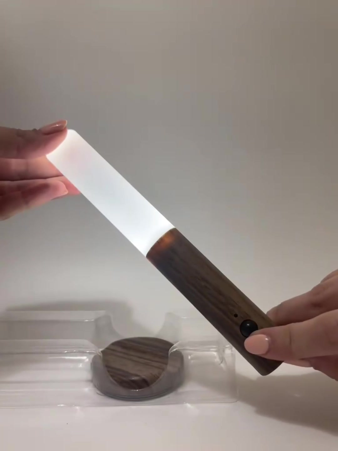 Светильник настенный беспроводной светодиодный LED с датчиком движения и USB зарядкой коричневый 2 шт — фото 1