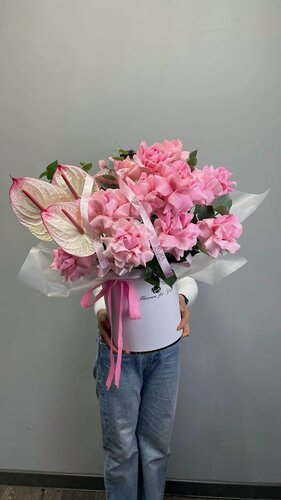 Изображение товара Коробка живых цветов NURA FLOWERS из 15 роз и антуриума, высота 60 см, авторская сборка, розовая