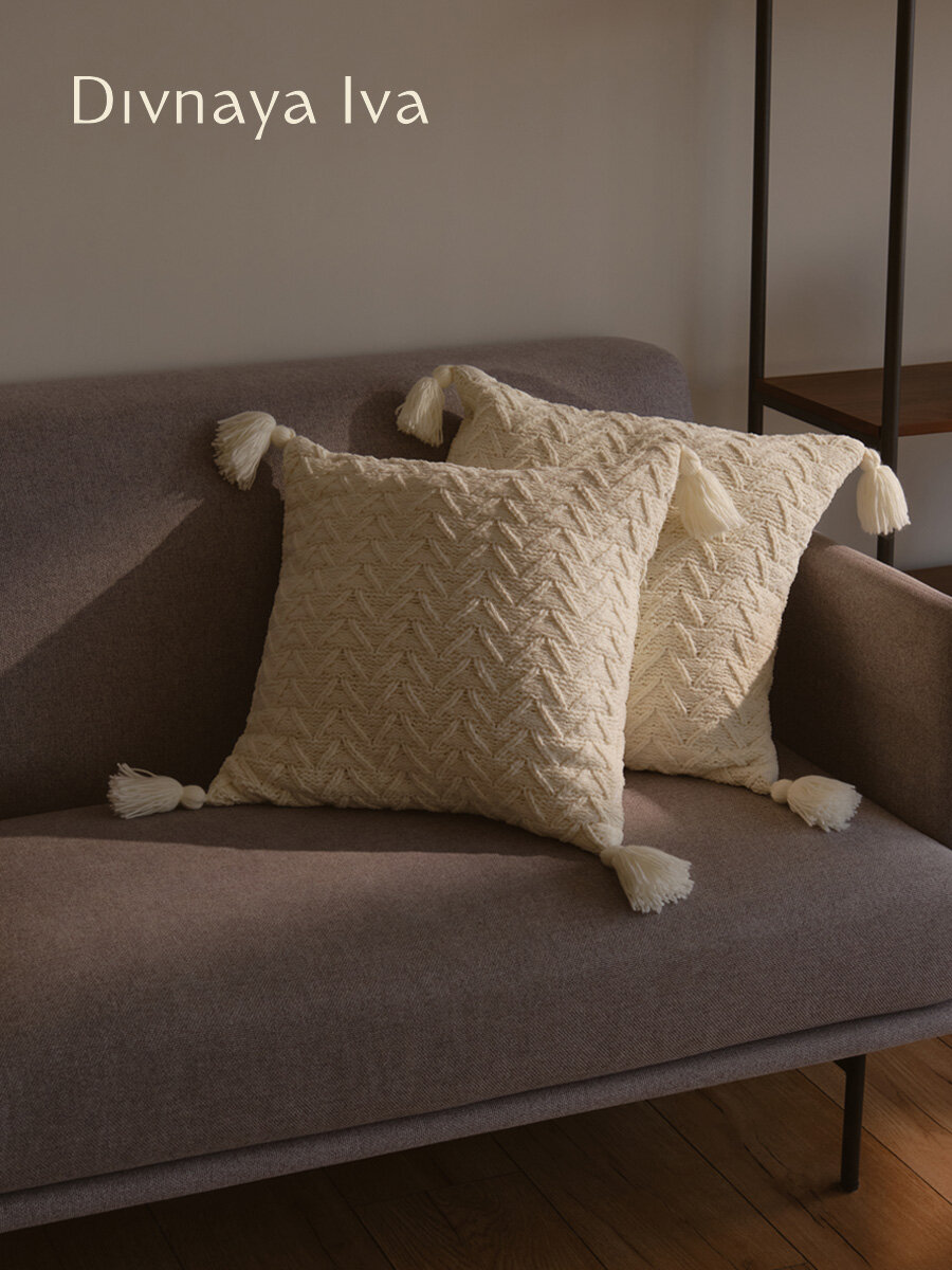 Набор из 2х декоративных вязаных наволочек из синели с узором и кистями, цвет пломбир, Divnaya Iva