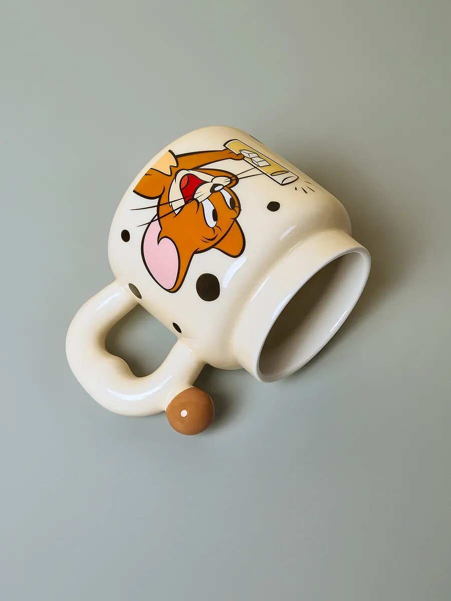 Кружка от бренда "Тепло в руках" - "Том и Джерри", с крышкой, керамика, коричневая, подарочная упаковка — фото 1