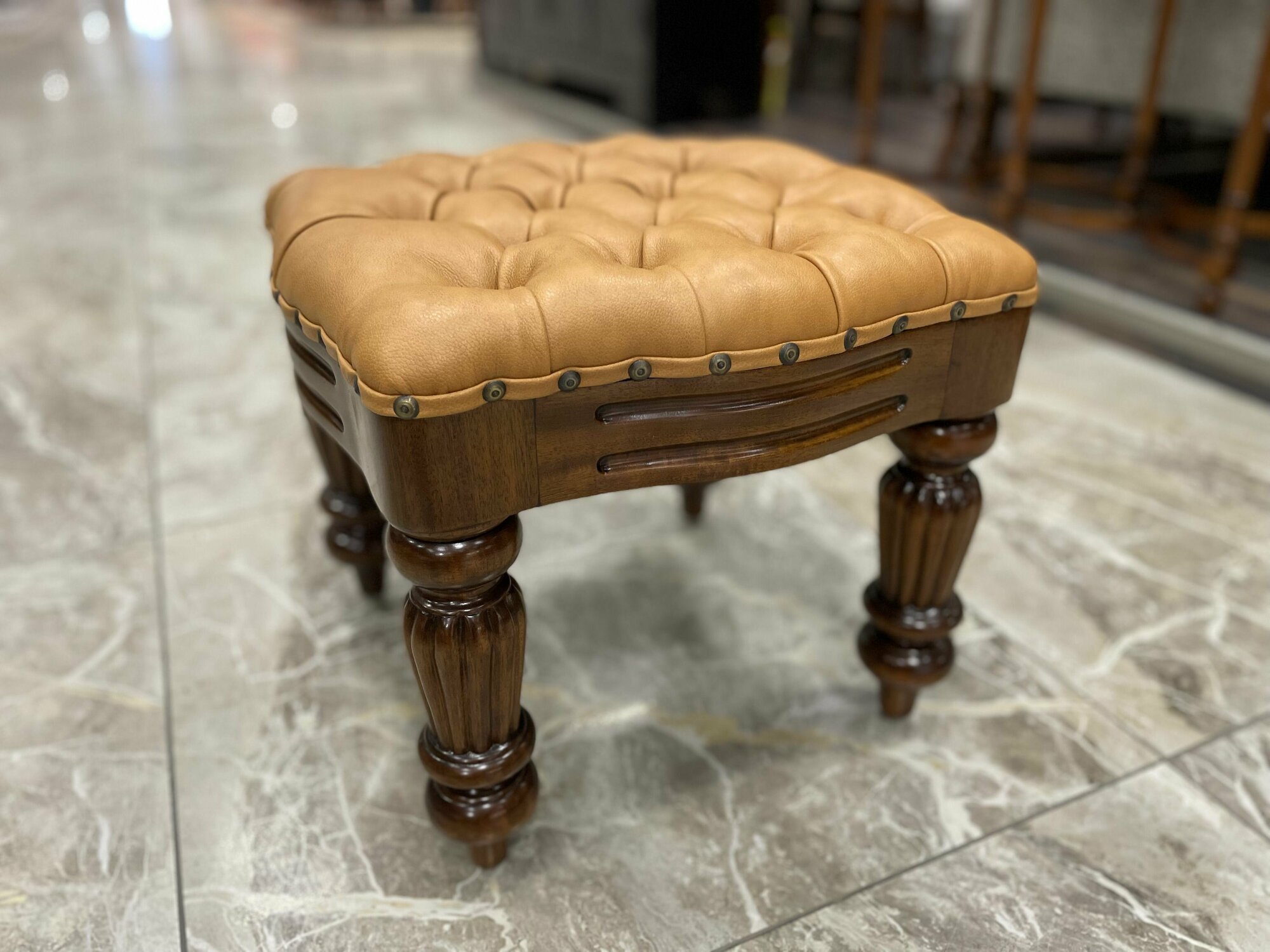 фото Пуф кожаный Индонезия из массива красного дерева 30х35х35см