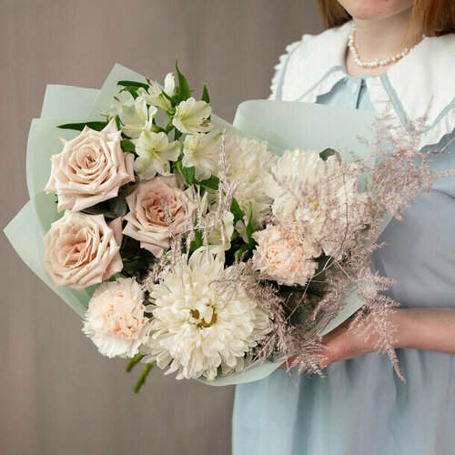 Красивый нежный букет с хризантемами и премиум розами мечтательница Flawery