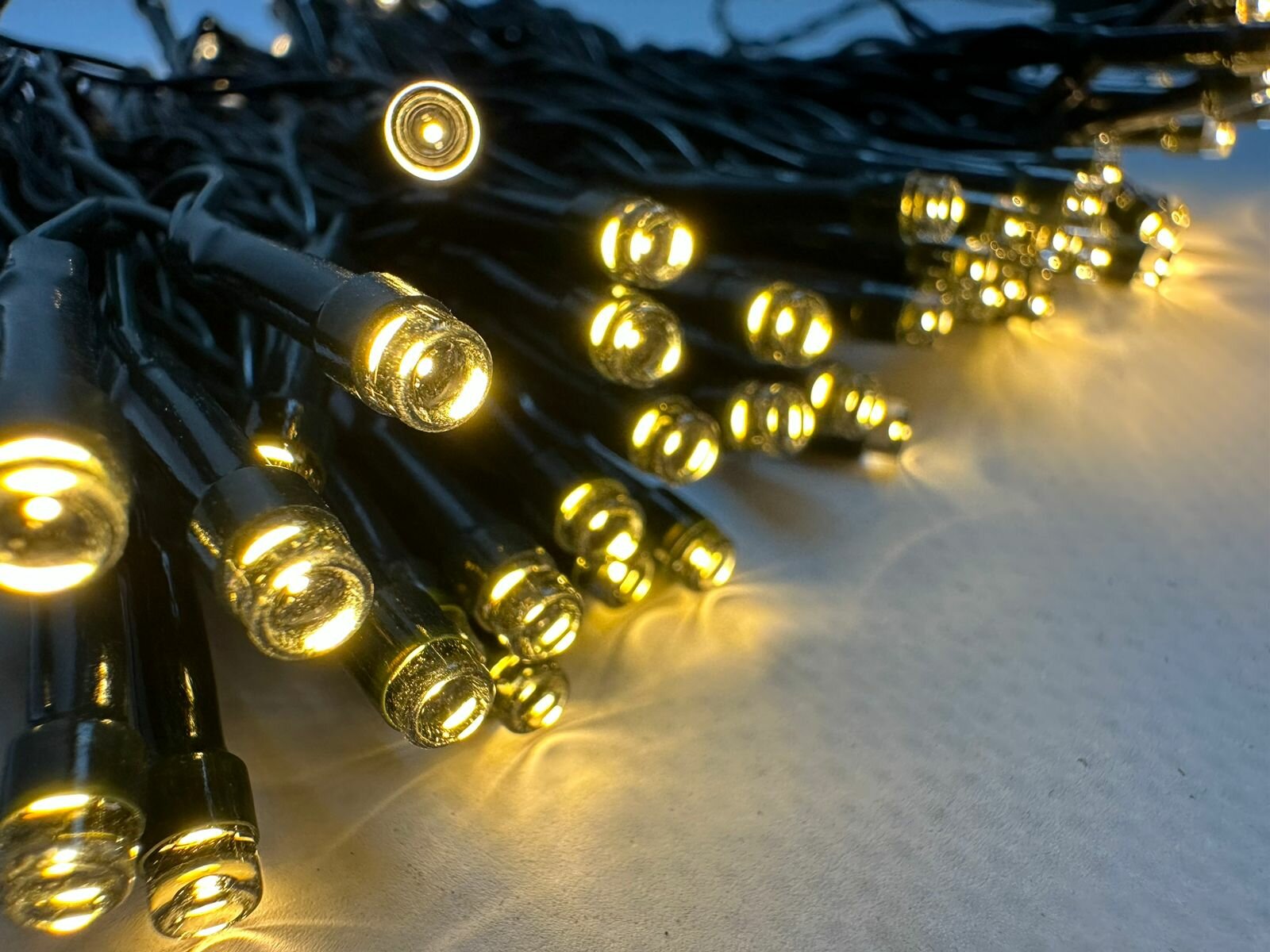 Новогодняя гирлянда уличная линейная, 100 LED, тёплая белая на тёмном проводе, 10 метров, 8 режимов, 3*АА