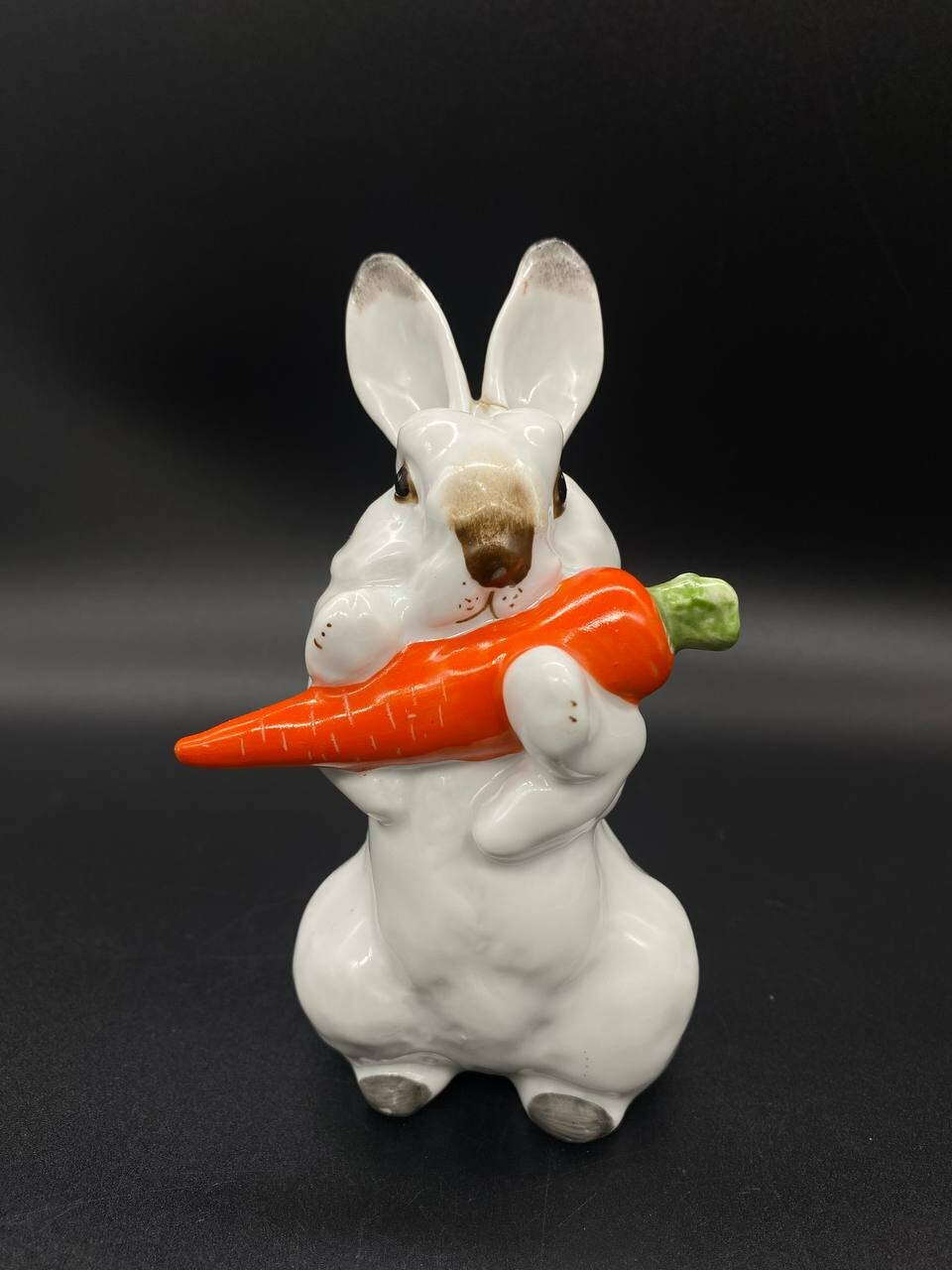 Статуэтка "Заяц с морковкой", автор Е. Чарушин, фарфор, роспись