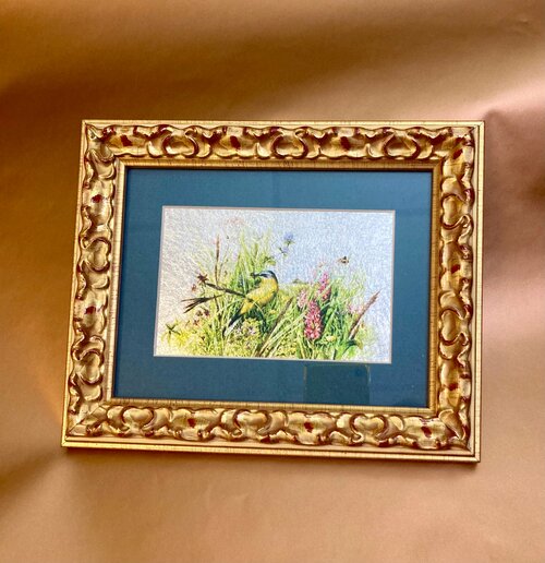 Картина Птичка в полевых цветах на сусальном золоте