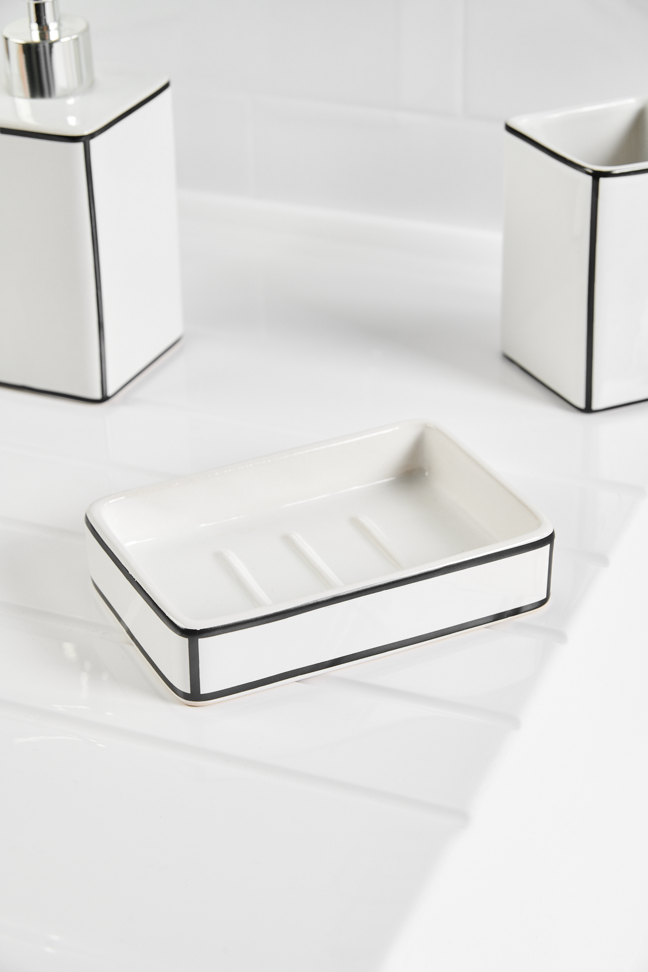 фото Мыльница Swensa Cory керамика цвет белый/чёрный