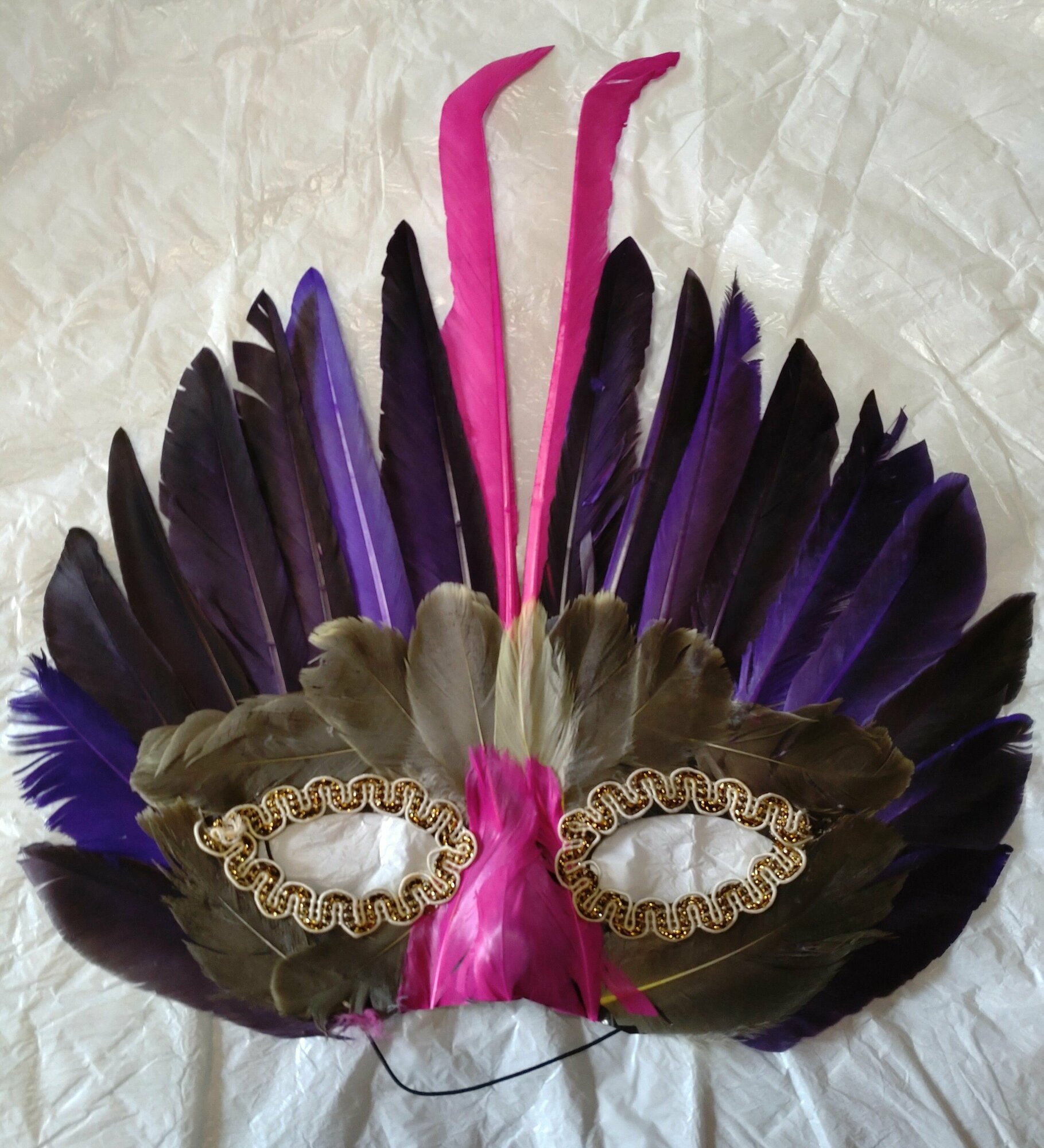 Маска карнавальная с перьями и пайетками. Коричневая.