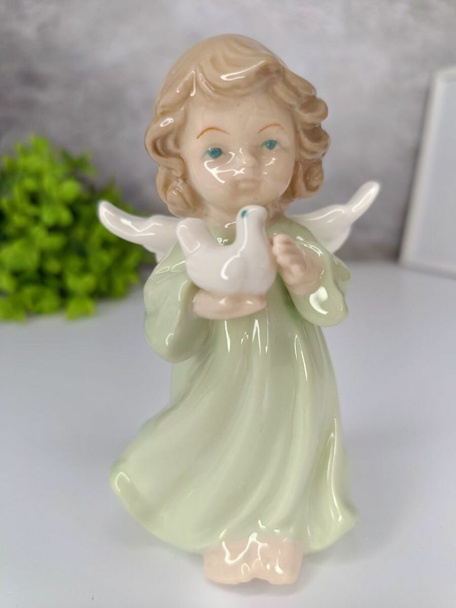 фото Статуэтка коллекционная Малышка ангелочек с голубем